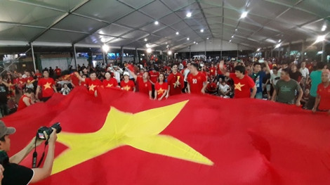 Những cổ động viên Việt Nam đầu tiên đến tiếp sức cho đội nhà trên đất Indonesia