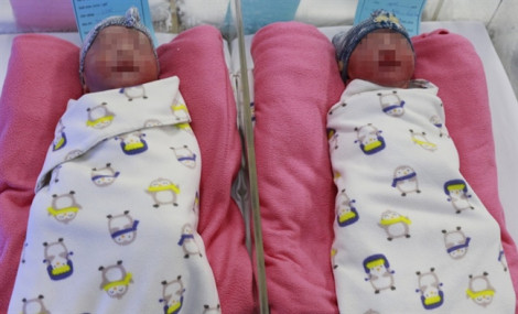 2 bé trai sinh đôi may mắn chào đời nhờ bác sĩ kịp 'cắt' sa dây rốn trong 5 phút