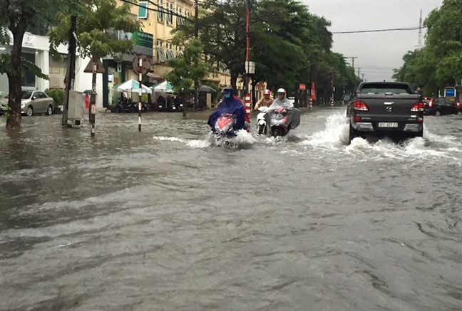 Hon 10.000 hoc sinh Nghe An, Ha Tinh phai nghi hoc