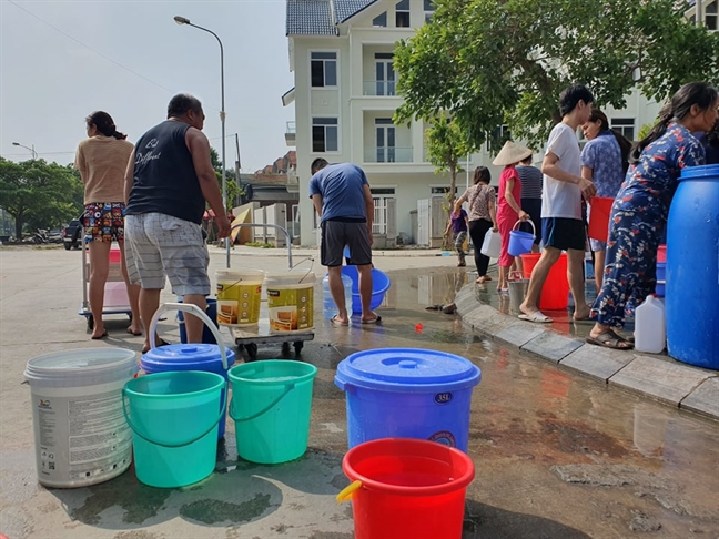 Nguoi Ha Noi day ca xe noi di lay nuoc o nhiem ve dung