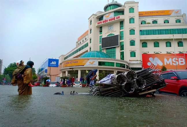 Dung xuong giai cuu xe chet may tren duong pho Vinh