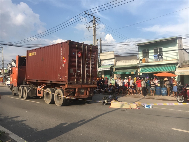 Bat chap nguy hiem, hang tram nguoi lao ra giua duong xem tai nan chet nguoi