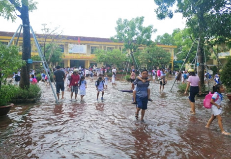 Hơn 10.000 học sinh Nghệ An, Hà Tĩnh phải nghỉ học