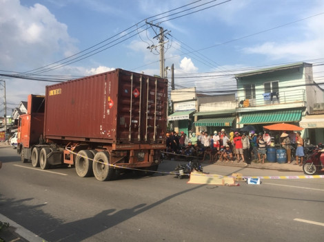 Bất chấp nguy hiểm, hàng trăm người lao ra giữa đường xem tai nạn chết người