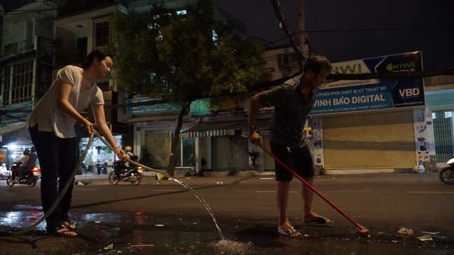 Nguoi dan Sai Gon khon kho voi hung than xe rac tu che long hanh truoc ngay ‘khai tu’