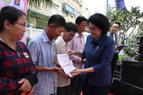 Trao tang nha tinh thuong va phuong tien lam an cho ho ngheo 