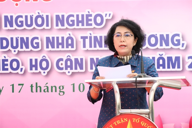 Trao tang nha tinh thuong va phuong tien lam an cho ho ngheo 