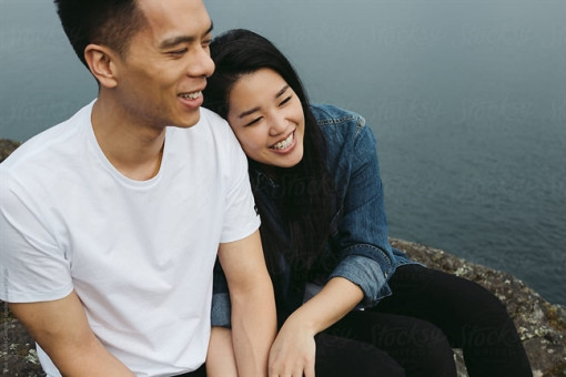 Quăng bom vào vợ chồng người ta