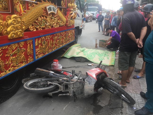 Tren duong di lam, nam cong nhan bi xe tang can chet