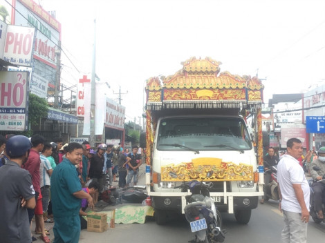 Trên đường đi làm, nam công nhân bị xe tang cán chết