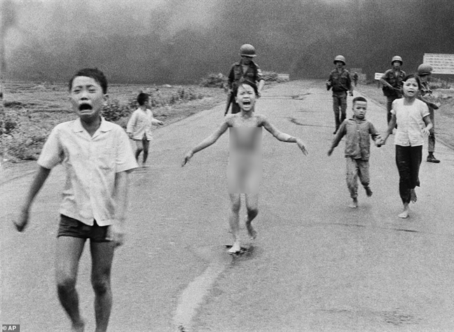 'Em be Napalm' duoc binh chon la buc anh lay dong nhat the gioi trong 50 nam qua