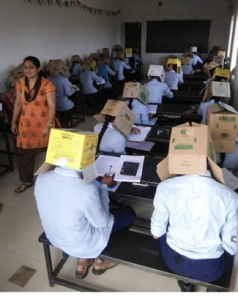 Trường bắt sinh viên đội thùng giấy trong giờ thi để tránh tình trạng ‘copy’