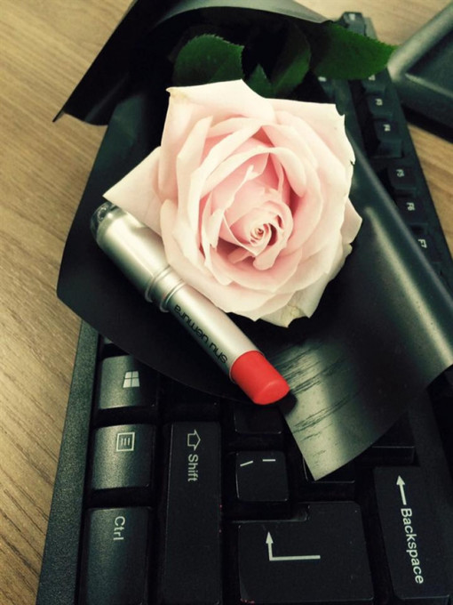 'Tự biên tự diễn' để khoe quà cho bằng thiên hạ