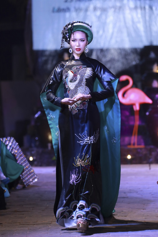 Minh Tú hóa quý cô kiêu kỳ với lụa Lãnh Mỹ A