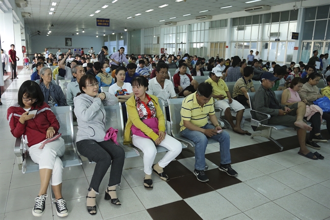 Hang ngan nguoi dan den ga Sai Gon tu sang som de mua ve tau Tet