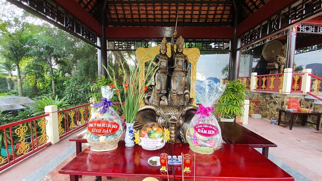 Khanh thanh tuong Hai Ba Trung trong cong vien Dam Sen