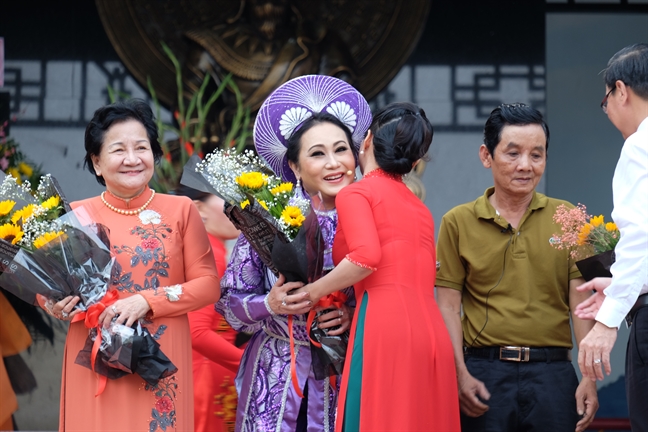 Khanh thanh tuong Hai Ba Trung trong cong vien Dam Sen