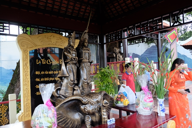 Khanh thanh tuong Hai Ba Trung trong cong vien Dam Sen