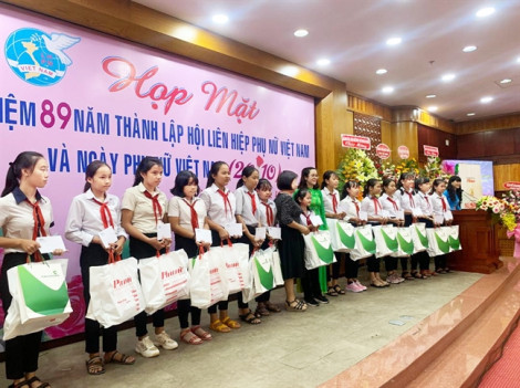 30 nữ sinh biên giới nhận học bổng nữ sinh hiếu học