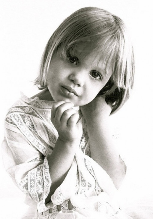 Nhìn lại 28 năm hành trình nhan sắc của ‘nàng Maleficent’ - Angelina Jolie