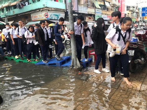 Sau cơn mưa chiều qua, học sinh Trường THPT Trần Hữu Trang lại 'lội nước' vào lớp