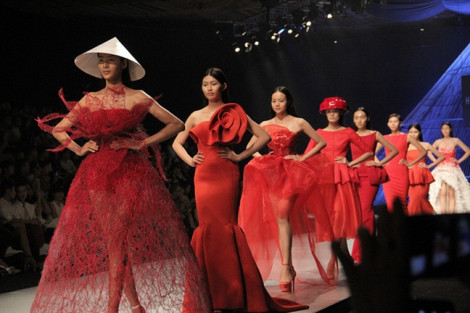 Những cột mốc đáng nhớ đưa thời trang Việt Nam vươn tầm thế giới