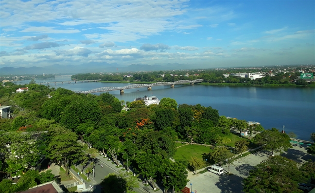 Hue phai giau len, de khong 'nong ruot' phat trien kinh te ma bo quen di san!