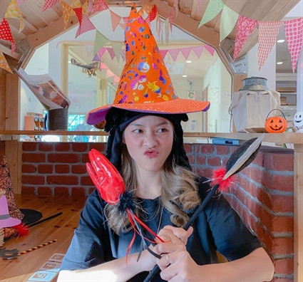 Dàn sao Viẹt và sao ngoại no núc hóa trang sóm cho Halloween