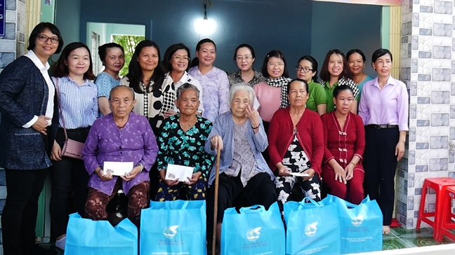 Trao tang mai am cho phu nu ngheo tinh Dong Thap