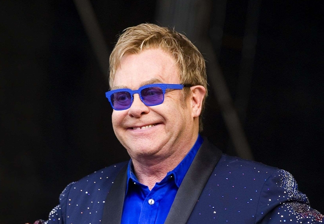 Danh ca Elton John huy show vi ly do suc khoe