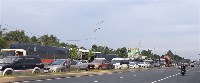 Di lam thue, nguoi phu nu ngheo chet tham tren cau