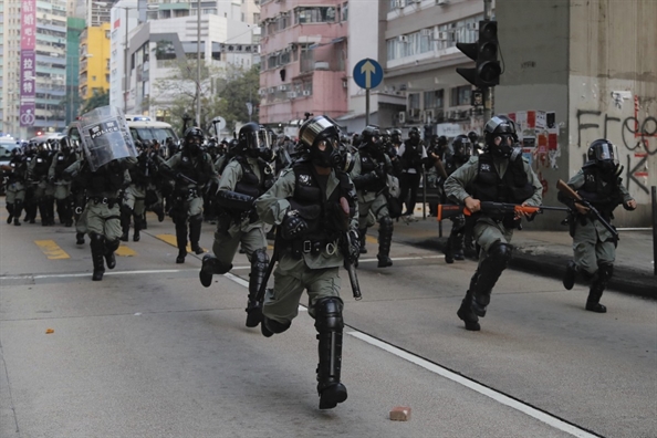 Canh sat Hong Kong tim them dong doi huu tri de gia tang luc luong