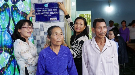 Trao tặng mái ấm cho phụ nữ nghèo tỉnh Đồng Tháp
