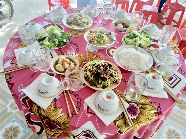 Bua com canh chua, thit kho trung, mi xao