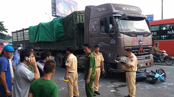 Me tu vong duoi banh xe container, co be 4 tuoi cham noi bo vo trong benh vien