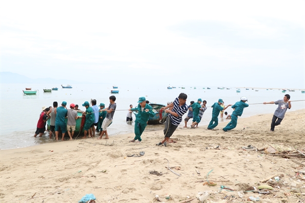 Ninh Thuan di chuyen tau thuyen, chang chong nha cua don bao so 5