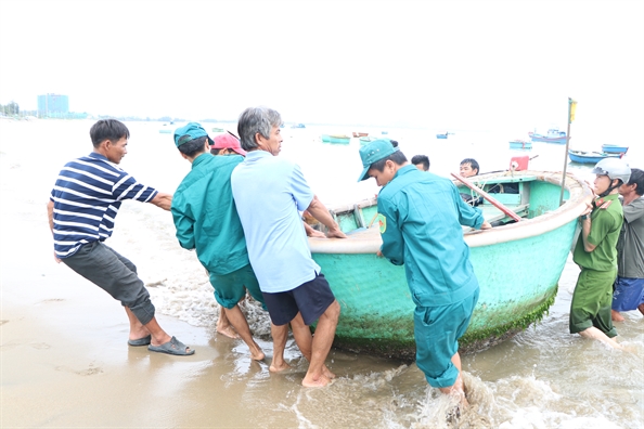 Ninh Thuan di chuyen tau thuyen, chang chong nha cua don bao so 5