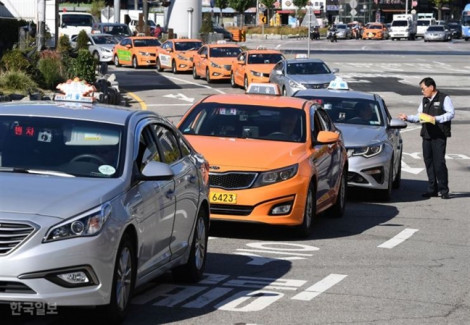 Tài xế taxi Hàn Quốc trả lại hành khách 'tiền khủng' bỏ quên trên xe