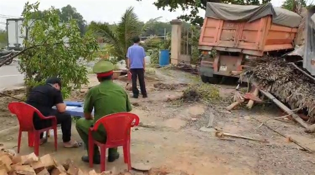 Tranh xe ben dung giua duong, hai o to tong nhau lao vao nha dan