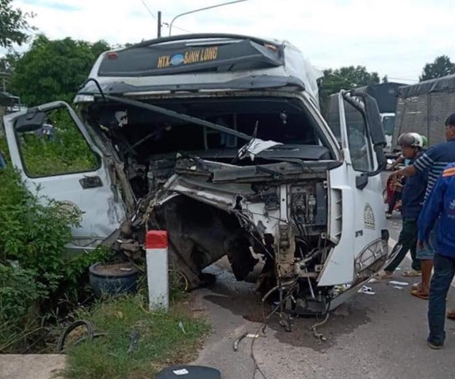 Tranh xe ben dung giua duong, hai o to tong nhau lao vao nha dan