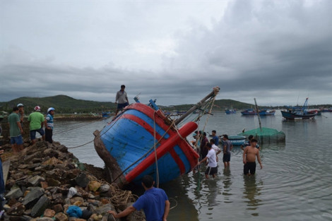 Phú Yên: 32 tàu, thuyền của ngư dân bị sóng biển đánh chìm sau bão số 5