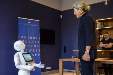 Hoàng hậu Hà Lan thảo luận về Brexit với... robot