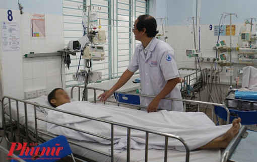 Bác sĩ Sài Gòn hội chẩn qua điện thoại từ sáng tới khuya cứu thiếu niên thoát cửa tử đeo bám
