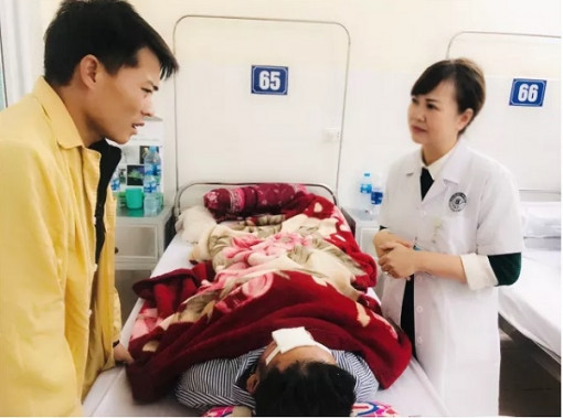 Đốt vàng mã cho bà ngoại vừa mất, nam thanh niên 30 tuổi vỡ mắt