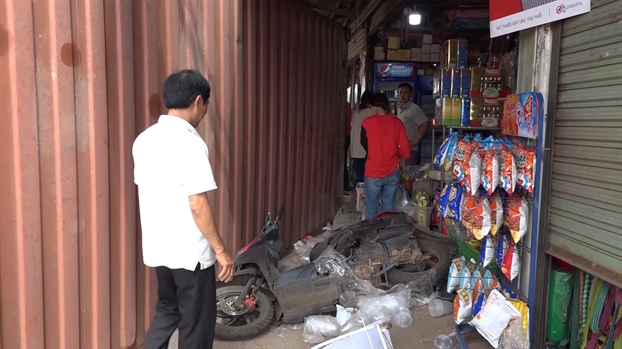 Thung container roi xuong duong, 1 nguoi chet, 2 nguoi bi thuong