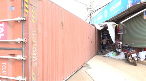 Thùng container rơi xuống đường, 1 người chết, 2 người bị thương