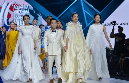 Hương Giang với màn hất váy độc đáo trên sàn diễn