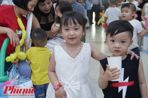 Đôi vợ chồng sinh được 2 bé gái song sinh sau 12 năm tuyệt vọng