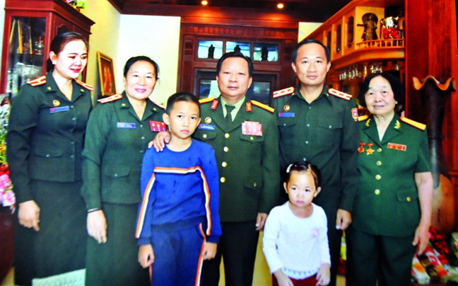 Nguoi phu nu Lao gui ca dan con chau theo hoc o Viet Nam