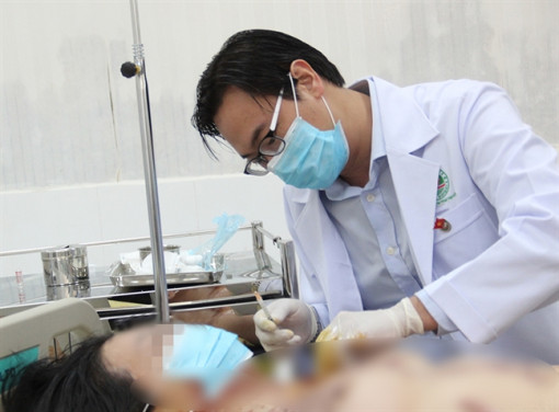 Đua nhau nâng ngực rồi thi nhau...  vào bệnh viện